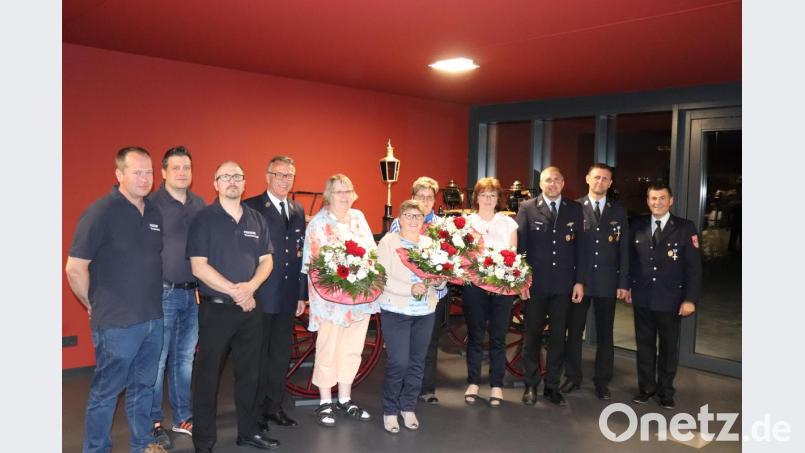 Von links: Kommandanten Thomas Keller, Thomas Sladky, Matthias Haulena, Bürgermeister Franz Stahl, 4 Damen der Legio Mariä, Vorstände Markus Mayer, Rainer Burkhard, Paulus Mehler. Bild: exb