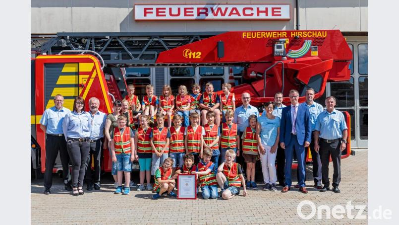 Jetzt ist es urkundlich bestätigt: Hirschau hat eine Kinderfeuerwehr. „Feuerfunken“ nennen die 18 Jungen und 4 Mädchen ihre Gruppe. Bei der Urkundenübergabe v. l.: KBI Martin Schmidt, Betreuerin Marina Schlaffer, KBR Fredi Weiß und Betreuerin Claudia Jasinsky. V. r.: Vorstand Michael Schuminetz, Kommandant Sebastian Jasinsky, Bürgermeister Hermann Falk, Jugendwart Nico Schuminetz, Jugendwartin Gerlinde Schlaffer und 2. Vorstand Thomas Maier. Bild: u