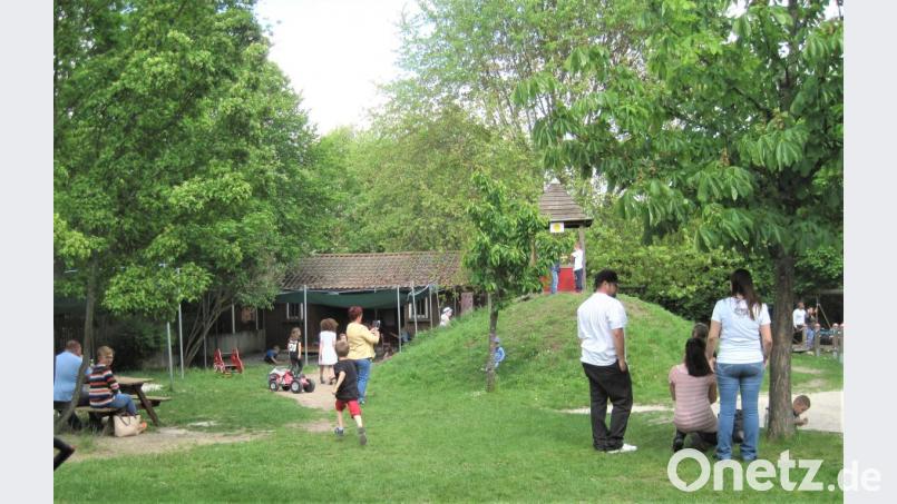 Während die Kinder spielen, können sich ihre Eltern in Ruhe unterhalten. Bild: rgr