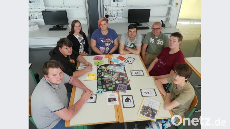 Lehrerin Johanna Rosner, Schulbegleiterin Doreen Selleng (Zweite und Dritte von links) sowie Schulleiter Peter Fleischmann (Dritter von rechts) sind stolz auf ihre Schüler. Mit dem Projekt &quot;Handicap - Back to the past&quot; holen (von links) Marcel Miles, Domenic Richter, Julian Schultheiß, Lukas Janisch und Tobias Winkler in einem Geschichtswettbewerb einen Landespreis. Nicht im Bild ist Lehrerin Miriam Sperber. Bild: exb