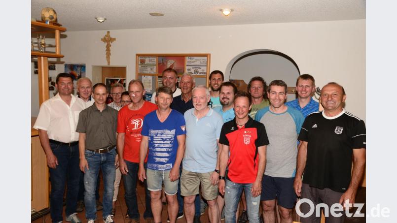 Bürgermeister Rainer Rewitzer (links) und TSV-Hauptvereinsvorsitzender Josef Windirsch (rechts) freuen sich über die Wahl von Abteilungsleiter Christian Enslein, Stellvertreter Robert Franz, Kassier Josef Seibert, Schriftführer Wolfgang Kleiner, Sportwart Alpin Alexander Schön und Rennleiter Josef Ach (vordere Reihe, von links). Neu im Vorstand sind Wolfgang Helm (Neunter von links) als Sportwart Stellvertreter Laufen. Wieder gewählt ist auch Sportwart Ski Nordisch Max Müllhofer (Vierter von links). Bild: bey