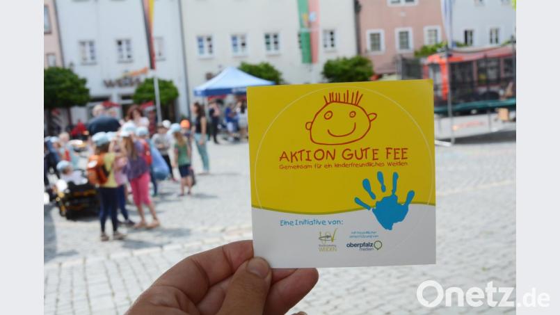 Nicht nur in der Innenstadt, sondern in ganz Weiden klebt das gelbe Logo mit dem Strichmännchen an über 50 Läden und Institutionen - oft auf Augenhöhe der Kleinen, damit diese das Symbol schnell erkennen. An den &quot;Gute-Fee-Stationen&quot; bekommen Kinder schnell und unkompliziert Hilfe, zum Beispiel, wenn sie ihre Eltern verloren haben und nicht mehr weiterwissen. Bild: Gabi Schönberger
