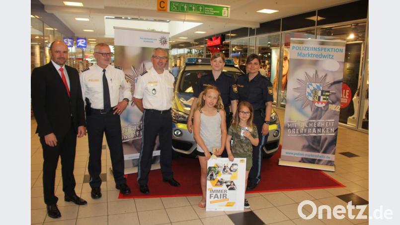 „Bleib immer fair im Straßenverkehr“, zu diesem Thema informierten und sensibilisierten im KEC, von links der Gebietsdirektor der Sparkasse Hochfranken, Markus Reichel, die Leiter der beiden Polizeiinspektionen Marktredwitz und Wunsiedel, Robert Roth und Hubert Schricker, sowie die beiden Verkehrserzieherinnen Katrin Schelter und Duygu Cakir die Verkehrsteilnehmer. Bild: kro