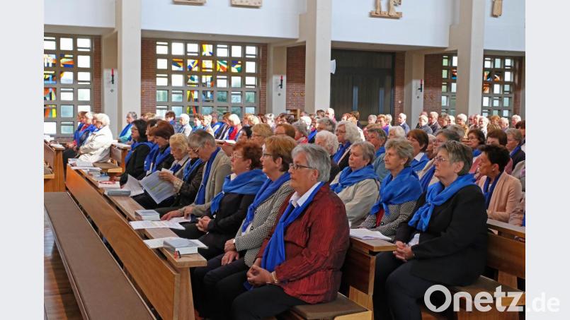 Viele Frauenbundmitglieder kamen in ihren blauen Tüchern zum Jubiläumsgottesdienst. Bild: twi
