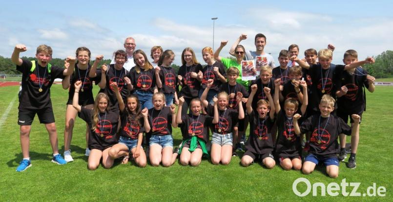 Die Mädchen und Buben der Doktor-Eisenbarth-Mittelschule Oberviechtach gewannen das Bezirksfinale um den Bodenseecup und qualifizierten sich für den Landesentscheid. Bild: Hirsch