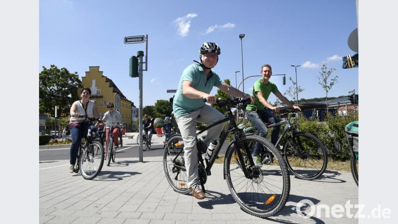Grünen-Kreisvorsitzender Hans-Jürgen Bumes (vorne) lotste am Freitag die beiden Grünen-Landtagsabgeordneten Anna Toman (links) und Markus Büchler (rechts) auf Rädern durch Amberg. Schon der Start am Bahnhof war nicht ganz unproblematisch. Bild: Petra Hartl