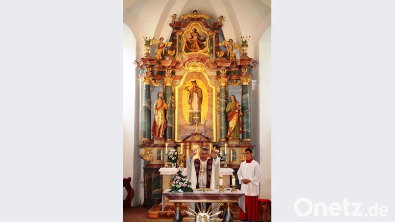Stadtpfarrer Alfons Kaufmann zelebrierte jüngst vor dem "Altar der drei Johannes" die Messe zum Bittgang. Bild: lg