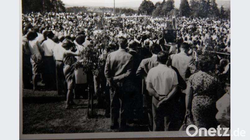 Nicht nur Ministerpräsident Alfons Goppel kam zur Fahnenweihe 1967 nach Kemnath a.B., sondern auch eine überwältigend große Zahl an Besuchern fand sich auf den Kemnather Fußballplatz dazu ein. Repro: ads