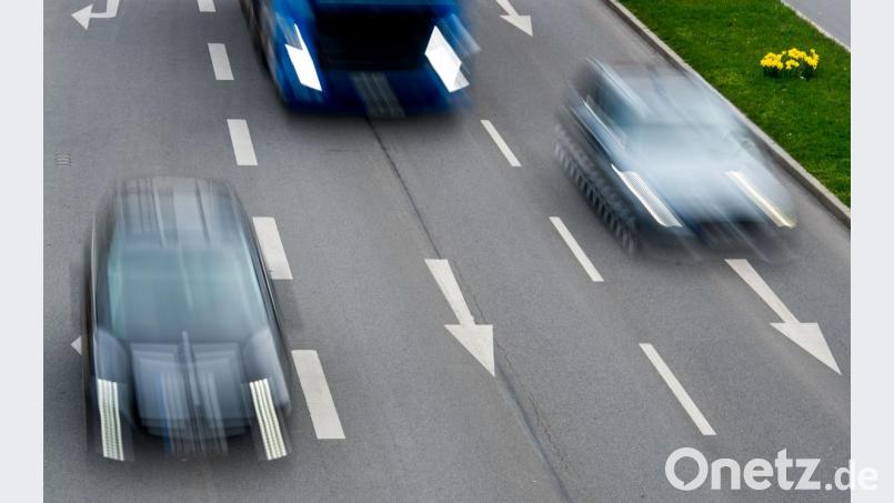 Auf der Autobahn zwischen den Anschlussstellen Pechbrunn und Wunsiedel wird eine neue Asphaltschicht aufgetragen. Symbolbild: Patrick Pleul/dpa