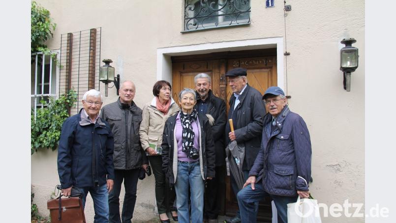 Die Gäste besichtigten auch das Schloss von Herbert Männer (Zweiter von rechts) in Thanstein. Bild: dl
