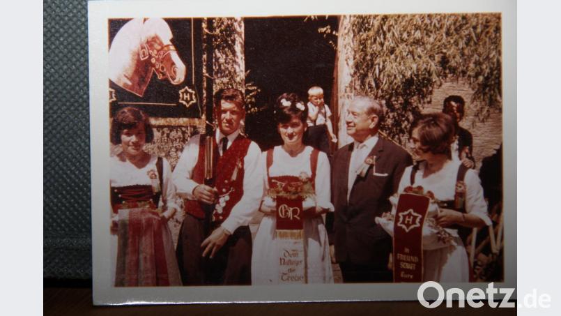 Die erste Fahnenweihe 1967 in Kemnath a.B. mit Fahnenjunker Josef Reng (Zweiter von links) und Fahnenbraut Christa Rom (Mitte) mit Begleitdamen Rosmarie Reng (links) und Annemarie Rester (rechts). Sogar der damalige Ministerpräsident Alfons Goppel (Zweiter von rechts) kam deswegen nach Kemnath a.B. Repro: ads