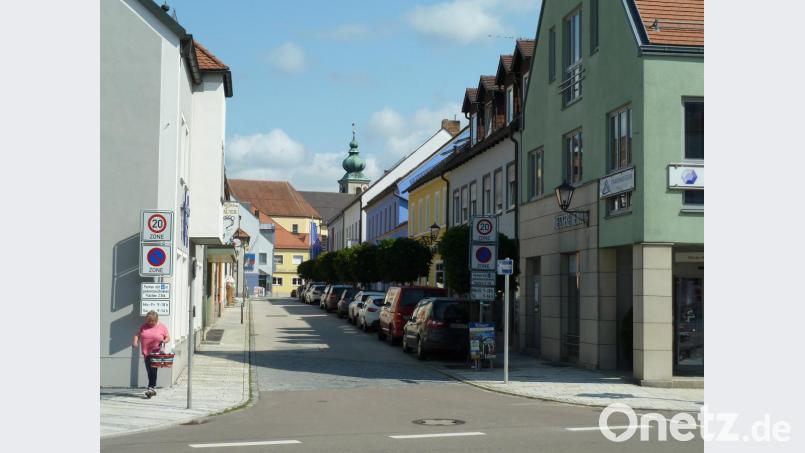 „Einfahrt verboten“, heißt es ab 11. Juni an der Einmündung zur Bahnhofstraße. Die Stadt verlegt die Wasserleitung in zwei Bauabschnitten neu. Ab Mitte August ist der Straßenabschnitt ab Foto Kraus gesperrt. Bild: Portner