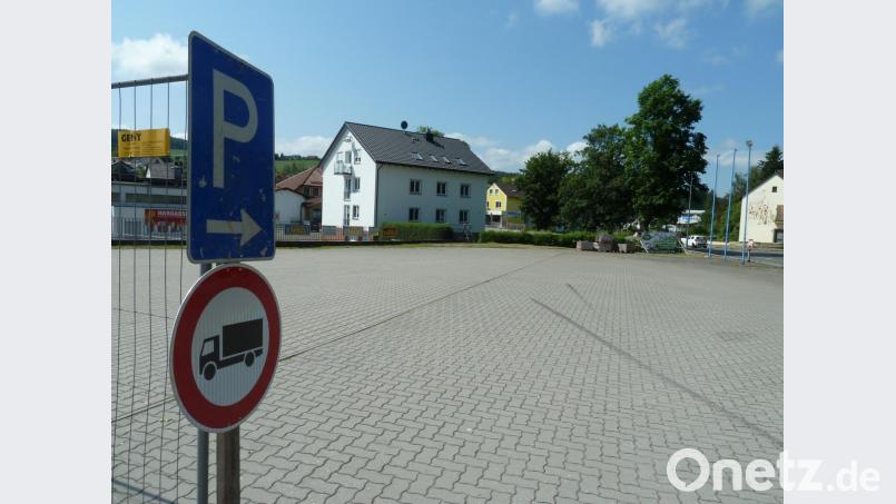 Übergangs-Dauerparkplatz: Die Stadt hat die Fläche bei der neuen Commerzbank (ehemaliges Autohaus Zwack) bis Oktober angemietet. Bild: Portner