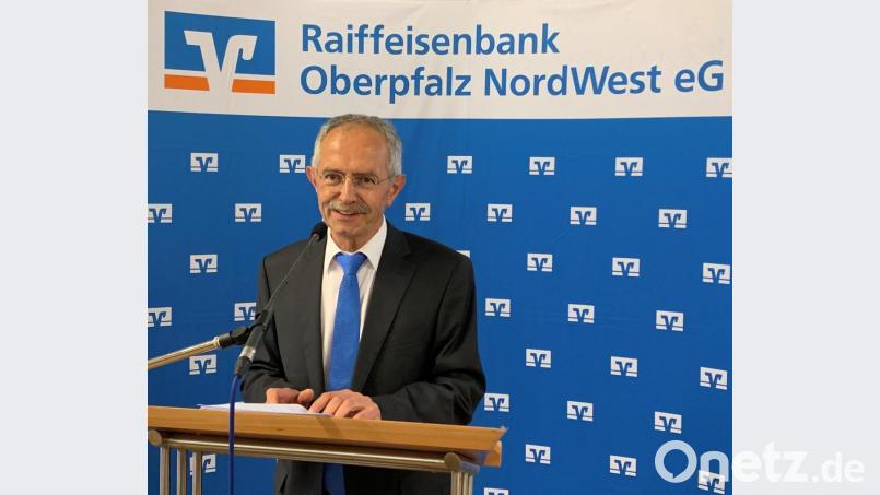 Der scheidende Aufsichtsratschef Hubert Kellner aus Waldershof moderiert letztmals die Vertreterversammlung. Bild: exb