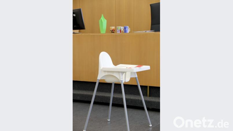 Hochstuhl im Gerichtssaal. Dahinter Versuchstassen und eine Gießkanne mit Wasser. Bild: ca