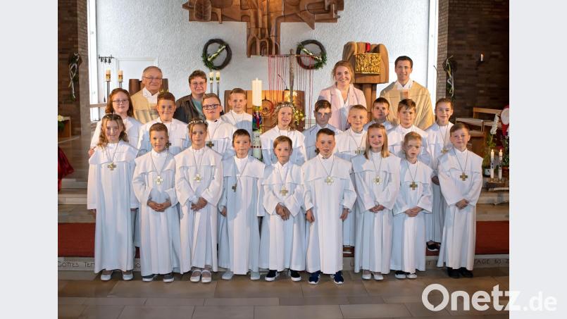 19 Kinder feierten in der Pfarrkirche in Dürnsricht ihre feierliche Erstkommunion. Bild: exb