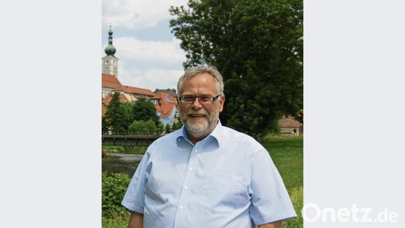 Bauunternehmer Otto Pravida vor Pressather Silhouette. Bild: jrh