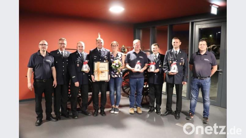 Von links: Kommandant Matthias Haulena, Bürgermeister Franz Stahl, Gerätewart Daniel Birkner, Vorstand Markus Mayer mit Gattin Simone Mayer, stv. Kommandant Thomas Keller, stv. Vorstände Paulus Mehler und Rainer Burkhard, stv. Kommandant Thomas Sladky. Bild: exb