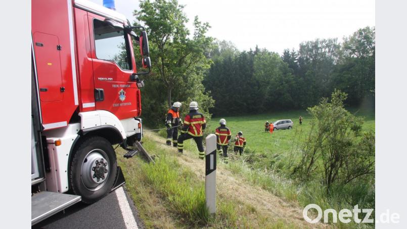In einer Wiese neben der Bundesstraße 299 bei Pleußen kam das Auto des 74-Jährigen schließlich zum Stehen. Bild: wro