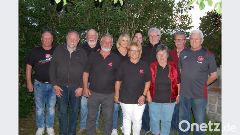 Bei den Neuwahlen erhält die Spitze des FCN-Fanclubs erneut das Vertrauen. Von links: Wolfgang Lang, Alfons Forster, Hans Ziegler, Wolfgang Herrmann, Susanne Lunscher, Sabine Hirnert, Harald Filchner, Albert Gruber, Brigitte Fleischmann, Georg Ram und Josef Ram. Bild: grm