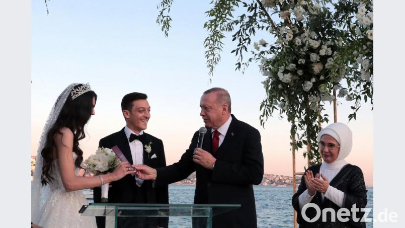 Der türkische Präsident Recep Tayyip Erdogan (2.v.r) auf der Hochzeit von Mesut Özil (m.) und seiner Ehefrau Amine Gülse. Foto: Pool Presidential Press Service/AP Bild: Uncredited