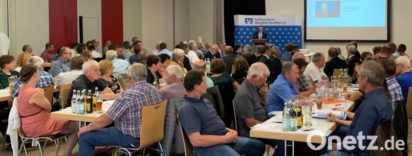 Wie immer gut besucht ist die Vertreterversammlung der Raiffeisenbank Oberpfalz NordWest eG im Foyer der Kemnather Mehrzweckhalle. Bild: exb