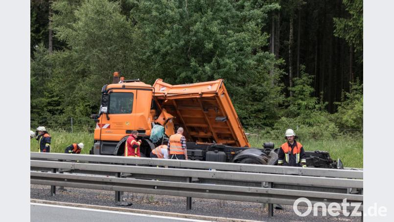 Die A93 ist kurz nach der Anschlussstelle Thiersheim in Richtung Weiden gesperrt. Ein Lastwagen ist auf den Warnanhänger der Autobahnmeisterei gefahren. Bild: dtr