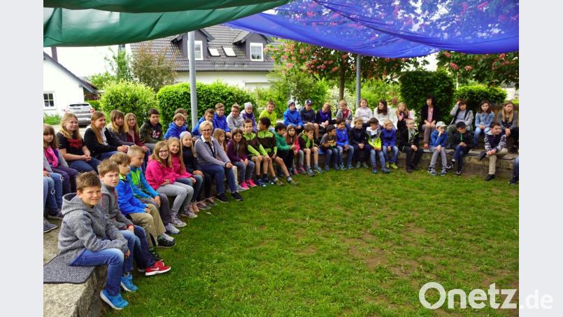 Eine Unterrichtsstunde im Freien verbrachten Grundschüler um menschliche Schwächen und Stärken durch den „Sängerkrieg der Heidehasen“ zu erfahren. Bild: bkr
