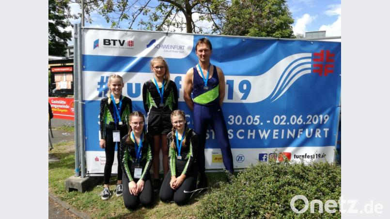 Bild zeigt vl Valentina Höhne, Nina Nürnberger, Leonie Serfling, Paulina Schatz, Horst Serfling
Diese Teilnehmer turnten am 31.05.19 Ihre Wettkämpfe Gerätturnen in Ihren Altersklassen. Bild: soj