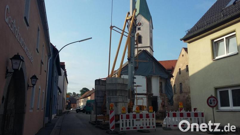 Mittlerweile steht ein Kran beim Anwesen Marktplatz 2. Doch mit den Gerüstarbeiten wird es noch dauern. Bild: fla