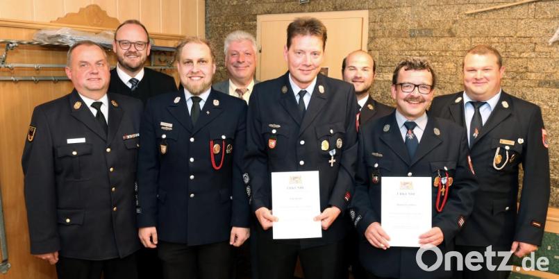 Viel Lob gab es für die geehrten Feuerwehrmänner. Von rechts Kommandant Felix Müller, Manfred Lindner, Kreisbrandrat Marco Saller, Timo Kraus, Bürgermeister Günter Stich, Vorsitzender Florian Witzl, Landrat Andreas Meier und Kreisbrandinspektor Martin List. Bild: mef