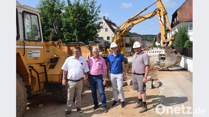 Jour Fixe mitten in der Baustelle in der Harschhofer Straße. Der erste Bauabschnitt ist gut angelaufen. Derzeit ist man dabei die Versorgungsleitungen zu sichern. Von links Bürgermeister Peter Braun, Karl Heinz Schmidt von den UTA Ingenieuren aus Amberg, Bauingenieur Tobias Weininger von der Baufirma Mikan und Albert Hausmann, Polier und Ansprechpartner vor Ort im Bereich der Baustelle. Bild: bö