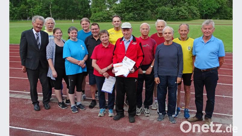 Als Institutionen und Vorbilder bezeichnet BLSV-Kreisvorsitzender Ernst Werner (rechts) die Ausgezeichneten Karin Haupt und Erich Kummer (Mitte mit Urkunden) vom TB Weiden, die seit 40 Jahren die Sportabzeichen abnehmen. Bild: Dobmeier