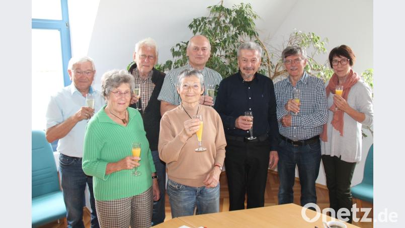 In der Verwaltungsgemeinschaft Neunburg empfingen Otto Reimer, Gertrud Stadlbauer, Herbert Männer, Bürgermeister Walter Schauer, Theo Männer (von links) die französischen Gäste Marie-José Vergnes/Panarin und Wladislaw Panarin (vorne mitte), sowie Dolmetscherin Josette Arivieu (rechts). Bild: dl