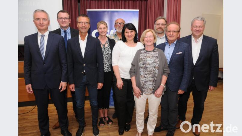 Die neue Mannschaft des CSU-Kreisverbandes, von links: Harald Schwartz, Patrick Fröhlich, Peter Achatzi, Monika Breunig, Alois Schwanzl, Barbara Gerl, Renate Amrhein, Markus Nagler, Hans-Jürgen Schönberger und Landrat Richard Reisinger. Bild: ge