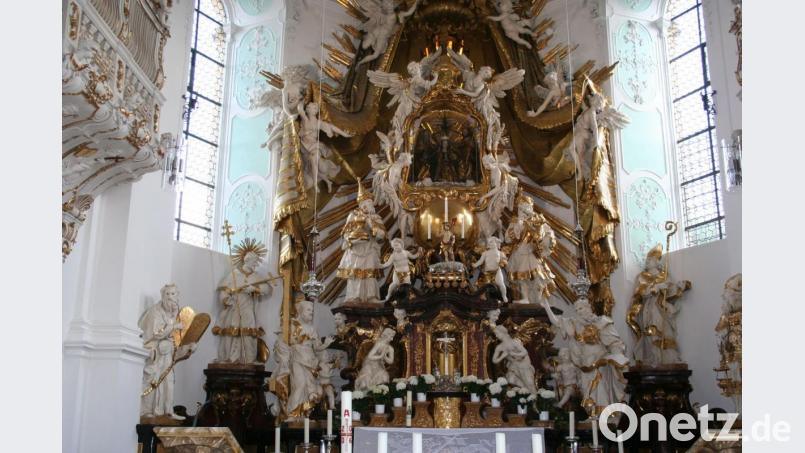 Jedes Jahr in der Zeit um den Festtag der Heiligsten Dreifaltigkeit ist die Basilika in Gößweinstein mit ihrem Gnadenbild, das die Krönung der Gottesmutter Maria durch die Heiligste Dreifaltigkeit zeigt, das Ziel von Tausenden von Pilgern. Auch Gläubige aus Eschenbach legen seit vielen Jahren dann ihre Sorgen und Nöte der Gottesmutter zu Füßen. Bild: gpa