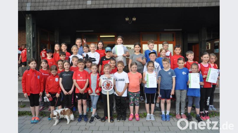 Die unter Zehnjährigen nehmen beim Leichtathletiksportfest des Turnvereins Vohenstrauß die ersten Urkunden in Empfang. Bild: dob