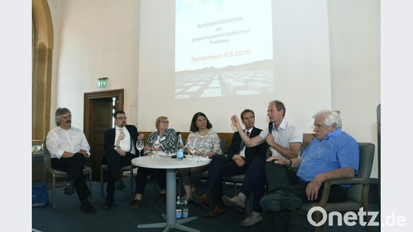 (von links)
Studiendirektor Günter Kohl, Rabbiner Elias Dray, Amberg.
Dr. Juliane Wetzel, Historikerin, Sanem Kieff, Bundeskoordination ,,Schule ohne Rassismus - Schule mit Courage&quot;.
Leitender Kriminaldirektor Robert Fuchs, Dr. Jörg Skriebeleit, Leiter der KZ-Gedenkstätte Flossenbürg
Prof. Wolfgang Benz, Historiker und Antisemitismusforscher, Berlin Bild: Petra Hartl