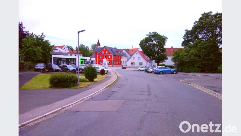 Beidseits der Pleysteiner Straße sieht der Entwurf des Architektenbüros großzügige Grünflächen vor. Aus dem städtischen Grundstück, das aktuell ein Autohaus für seine Fahrzeugpräsentation nutzt (links), soll ein Multifunktionsgelände werden. Bild: fjo