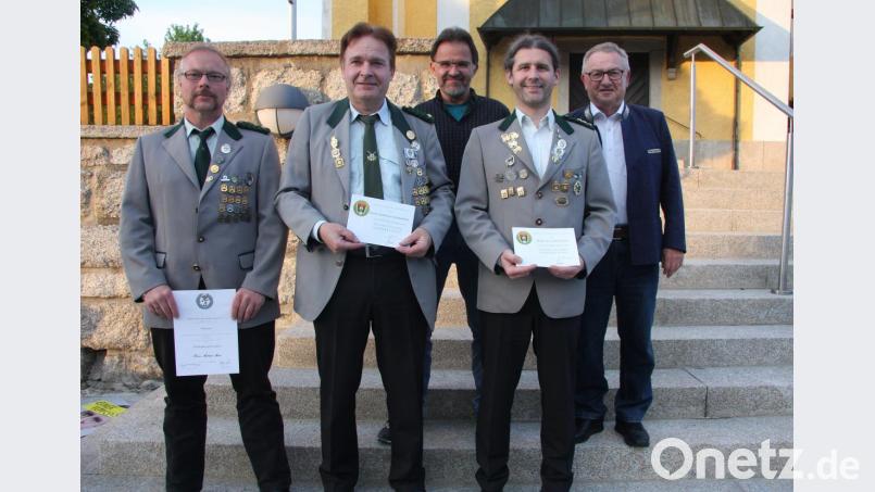Michael Meier, Berthold Meierhöfer, Dieter Proksch und Klaus Herneczky (von links) wurden vom Verein ausgezeichnet. Zweiter Bürgermeister Fritz Holm (rechts) gratulierte im Namen der Marktgemeinde Wiesau. Bild: wro