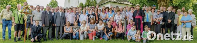 Im vergangenen Jahr feierten die Bärnauer Fußwallfahrer auf dem Fahrenberg mit Bischof Dr.Rudolf Voderholzer den Gottesdienst. Bild:  Wolfgang Schwamberger