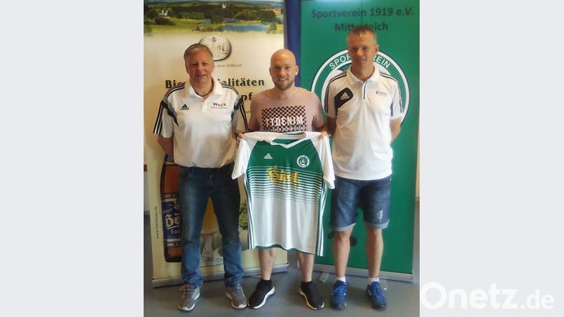 Thomas Wildenauer (Mitte) trägt künftig das Trikot des SV Mitterteich. Sehr zur Freude von SV-Vorsitzendem Roland Eckert (links) und Sportlichem Leiter Rainer Fachtan. Bild: exb