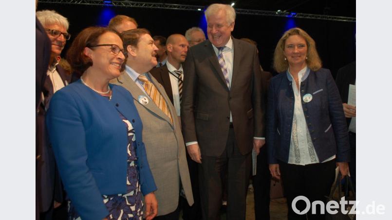 Zwei, die sich verstehen: Bundesinnenminister Horst Seehofer und Bernd Posselt (Zweiter von links), eingerahmt von Bayerns Sozialministerin Kerstin Schreyer (rechts) und Regensburgs Bürgermeisterin Gertrud Maltz-Schwarzfischer (links). Bild: gib