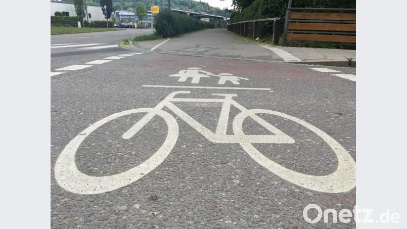 Markierungen, die schon einmal bessere Zeiten gesehen haben: auf dem Fünf-Flüsse-Radweg in Richtung Amberger Bahnhof unterwegs. Bild: roa