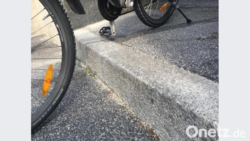 Wer mit dem Rad durch das Vilstor kommt, muss spätestens an einer 17 Zentimeter hohen, abschüssigen Treppenstufe absteigen. Bild: roa