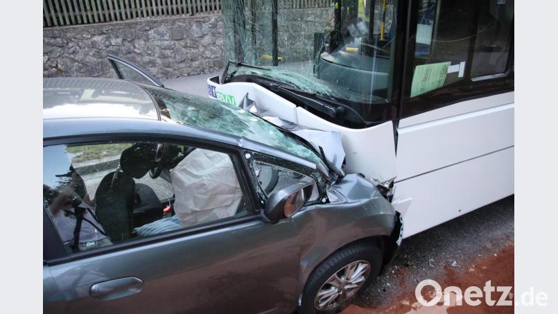 Eine Autofahrerin ist in Lappersdorf gegen einen Linienbus geprallt. Bild: Alexander Auer