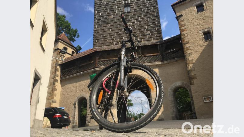Unterwegs auf dem Fünf-Flüsse-Radweg durch die Altstadt von Amberg. An dieser Stelle ist der Radtourist schon mal falsch. Die Schilder weisen nicht eindeutig den Weg. Bild: roa