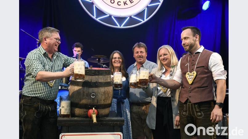 Auf eine erfolgreiche Pfingstdult stießen Oberbürgermeister Michael Cerny (links), Festwirt Reinhard Gschrey (Dritter von rechts), Bräu Franz Kummert (rechts) sowie Petra Strobl (Zweite von rechts) und Maria Frank von der Amberger Congress Marketing nach dem traditionellen Bieranstich an.