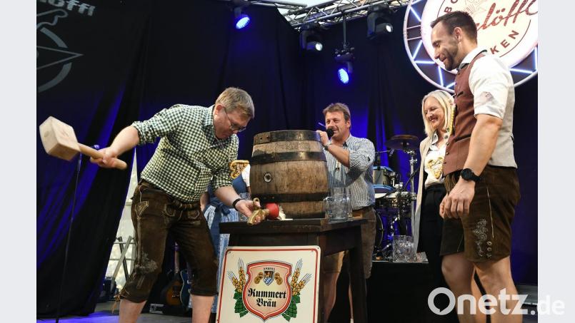 Der Oberbürgermeister beim Bieranstich. Nach drei Schlägen verkündete Michael Cerny: Ozapft is! Bild: Petra Hartl