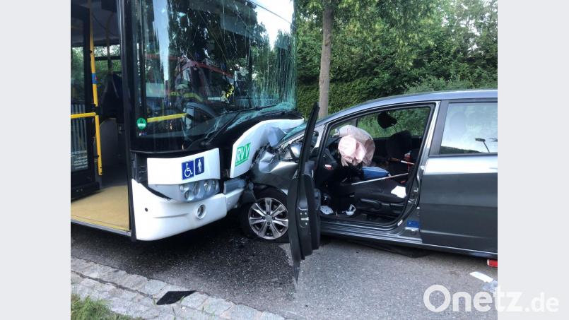 Eine Autofahrerin ist in Lappersdorf gegen einen Linienbus geprallt. Bild: Alexander Auer